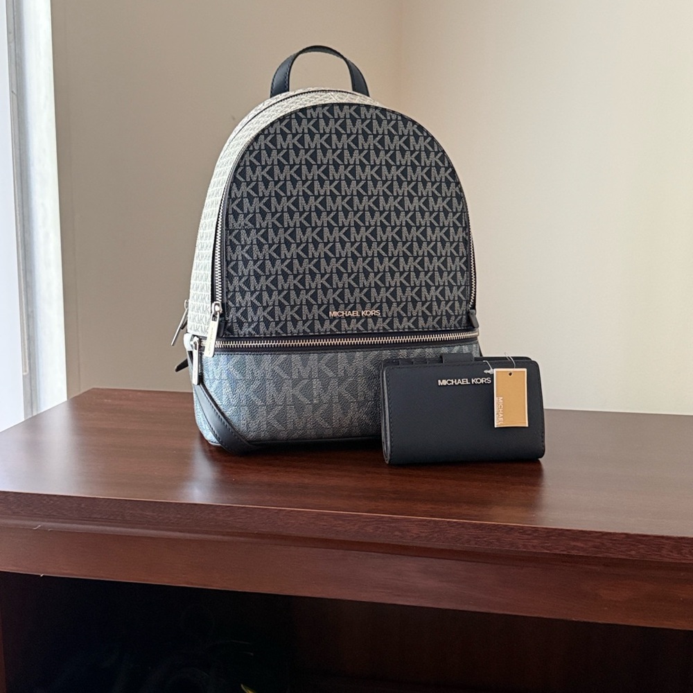 *NWT* Michael Kors Women’s Navy Backpack with Wallet